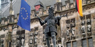 Kaiser Karl vor dem Aachener Rathaus